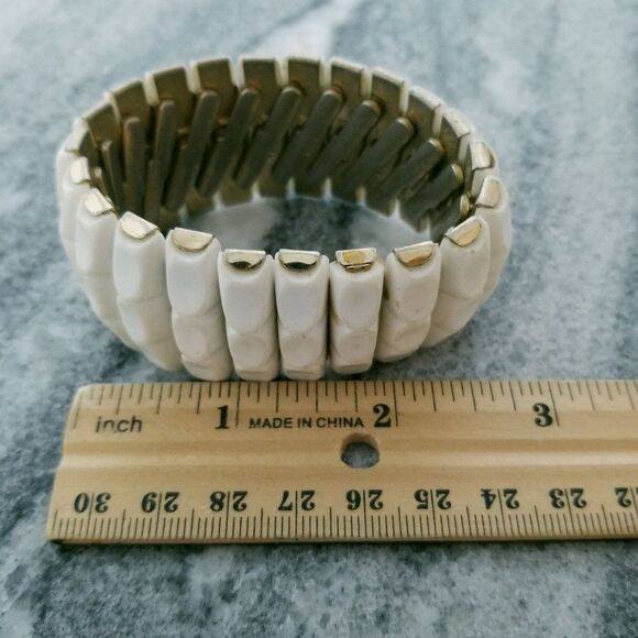 Vintage White Panel Stretch Expanding Bangle Bracelet, Unsigned, Estate - Picture 5 of 6